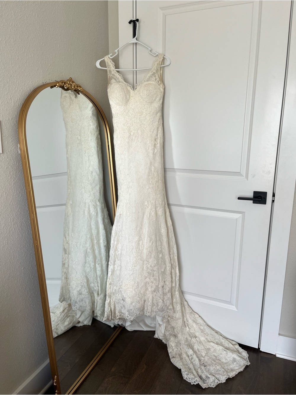 Lace Ivory Sleeveless Bridal Gown Wedding Dress with Open Back and Elegant Train